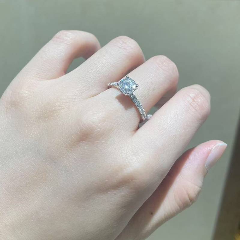 四爪女戒S925银镀白金定制选款主石莫桑钻1.0ct/副石高碳钻